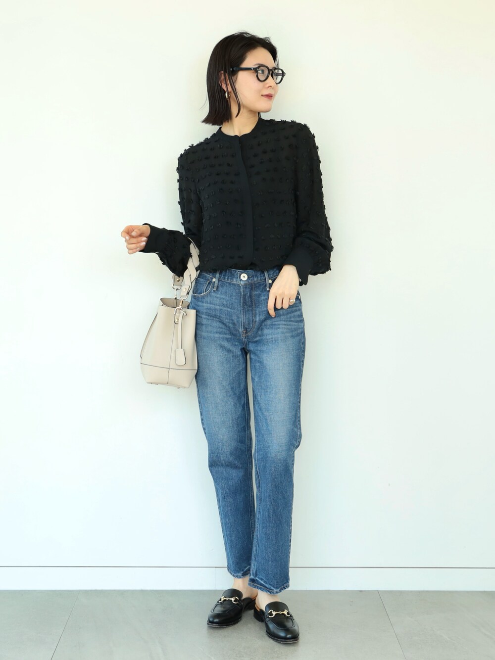 「春のNewスタイル、春服コーデ、大人女子、めがね、デニムパンツ、ローファー、大人コーデ、きれいめカジュアル、ブラウス、オトナカジュアル、シャツスタイル、いいね、save、フォローお願いします🤑、デニム、メガネ女子、大人ガーリー」｜「Demi-Luxe BEAMSの【セレモニー・フォーマル】Demi-Luxe BEAMS / ドット ジャカードブラウス＊（シャツ/ブラウス、ブラック系）」を使った、kanakoさん（レディース・165cm）の春コーディネートの1枚目の写真
