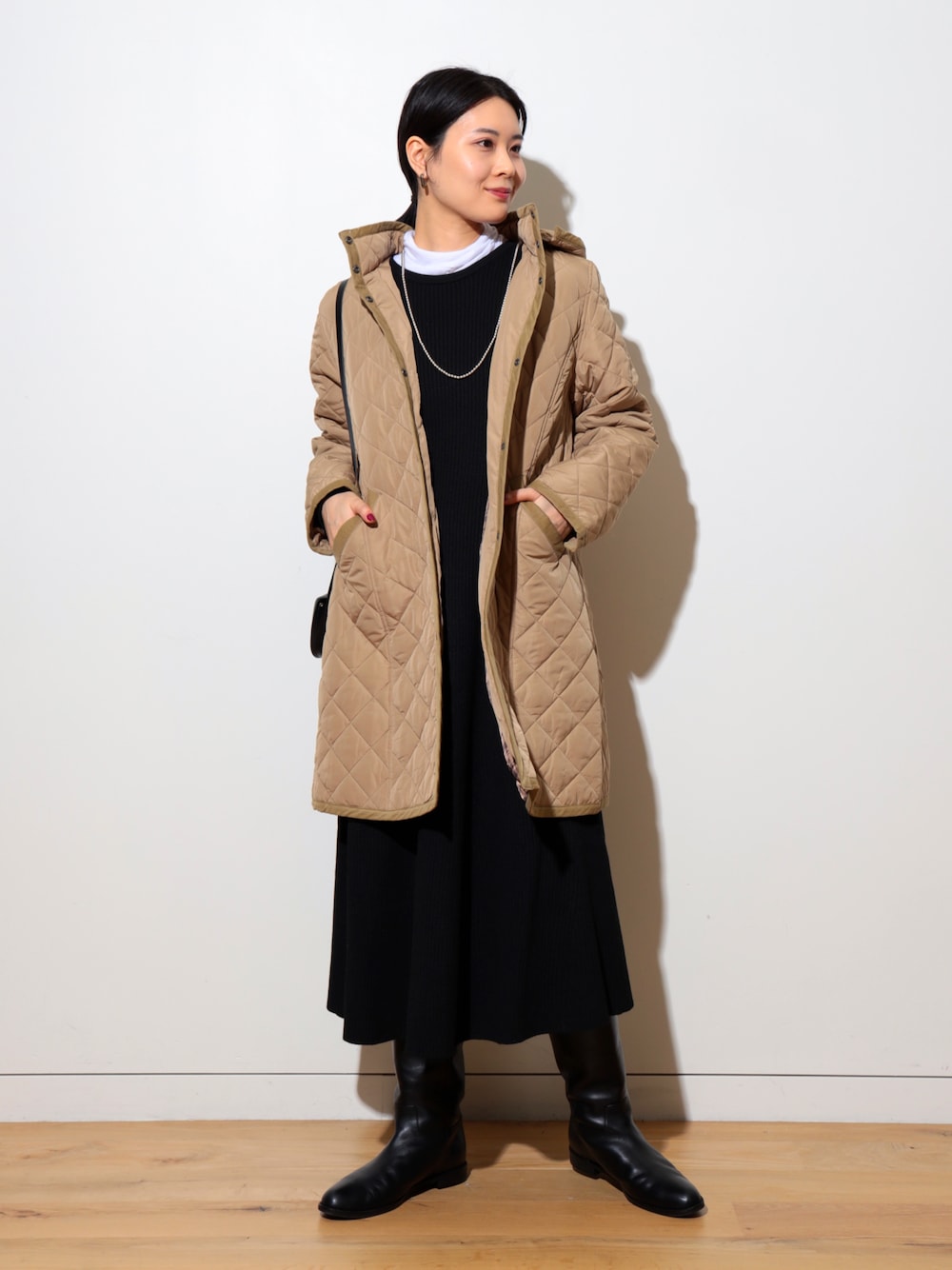 「カジュアルコーデ、オトナカジュアル、大人女子、楽チンコーデ、大人かわいい、キルティング、キルティングコート、ワンピース、ニットワンピース、ロングブーツ、ロングワンピース、きれいめカジュアル、大人カジュアル、いいね、save、フォローお願いします🤑、ベージュ」｜「BEAMS HEARTのBEAMS HEART / キルティング フードコート（その他アウター、ベージュ系）」を使った、kanakoさん（レディース・165cm）の冬コーディネートの1枚目の写真