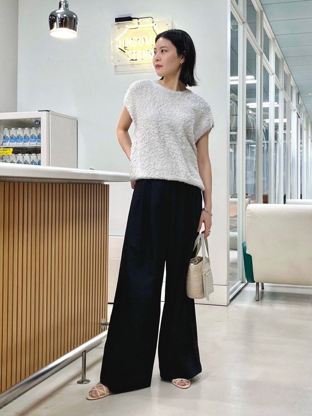 「春のNewスタイル、春服コーデ、リラックススタイル、大人女子、お出かけコーデ、お花見コーデ、春、ワイドパンツ、フレンチスリーブ、大人ガーリー、大人かわいい、いいね、save、フォローお願いします🤑、春夏コーデ、ヒール、キレイめ」｜「SLOANEのSLOANE × Demi-Luxe BEAMS / 別注 ヘアリーコットンフレンチスリーブニット（ニット/セーター、グレー系）」を使った、kanakoさん（レディース・165cm）の春コーディネートの1枚目の写真