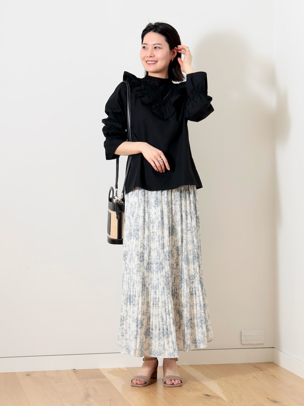「大人ガーリー、プリーツスカート、柄スカート、ロングスカート、大人かわいい、ショルダーバッグ、フリルトップス、フリル、フリルブラウス、春夏コーデ、シャルダーバッグ、いいね、save、フォローお願いします🤑、高身長女子、オトナカワイイ、キレイめ」｜「BEAMS HEARTのBEAMS HEART / フリルブラウス（シャツ/ブラウス、ブラック系）」を使った、kanakoさん（レディース・165cm）の春コーディネートの1枚目の写真
