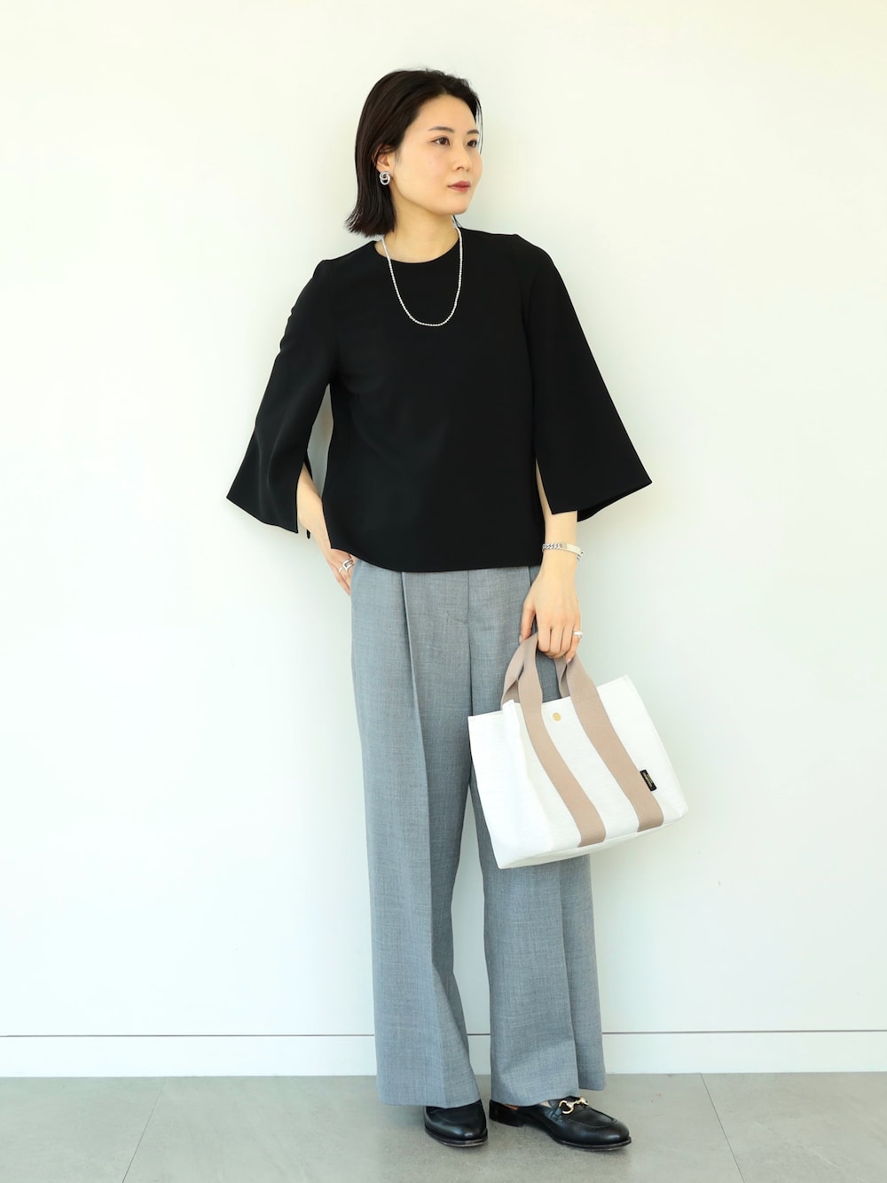 「春のNewスタイル、春服、パンツスタイル、オトナ女子、ブラウス、オフィスカジュアル、セレモニー、オケージョン、お仕事コーデ、通勤コーデ、通勤スタイル、大人女子、ワイドパンツ、大人コーデ、いいね、save、フォローお願いします🤑」｜「Demi-Luxe BEAMSの【セレモニー・フォーマル】Demi-Luxe BEAMS / トリアセ スリットスリーブ プルオーバー＊（シャツ/ブラウス、ブラック系）」を使った、kanakoさん（レディース・165cm）の春コーディネートの1枚目の写真