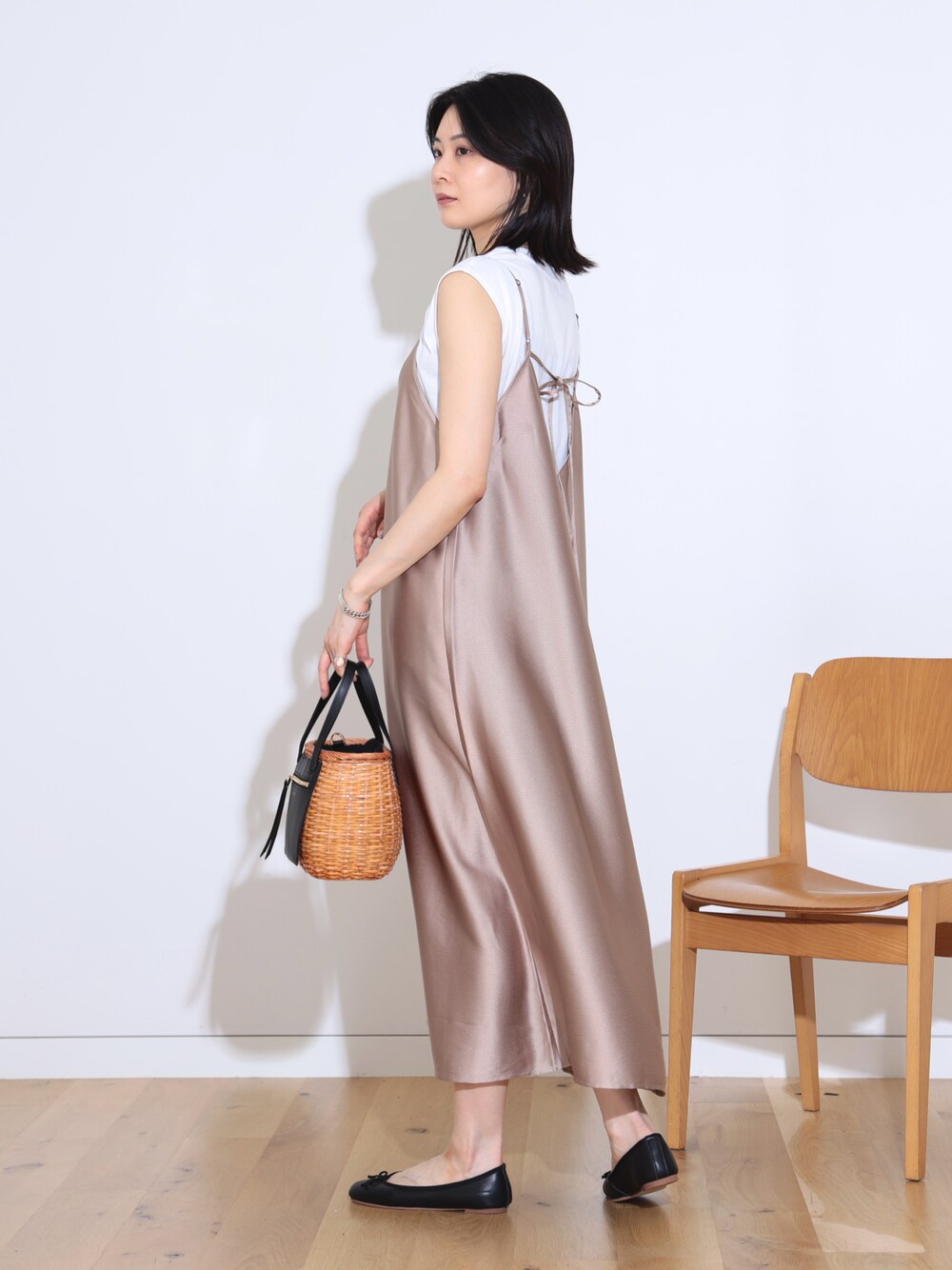 「きれいめカジュアル、プチプラ、さらっと晴れやかスナップ、夏コーデ、オトナカワイイ、ラフコーデ、夏服、楽チンコーデ、キャミワンピ、キャミワンピース、バレエシューズ、サテン、リラックススタイル、かごバッグ、大人ガーリー」｜「BEAMS HEARTのBEAMS HEART / サッカーサテン キャミワンピース セット（ワンピース、ベージュ系）」を使った、kanakoさん（レディース・165cm）の夏コーディネートの1枚目の写真