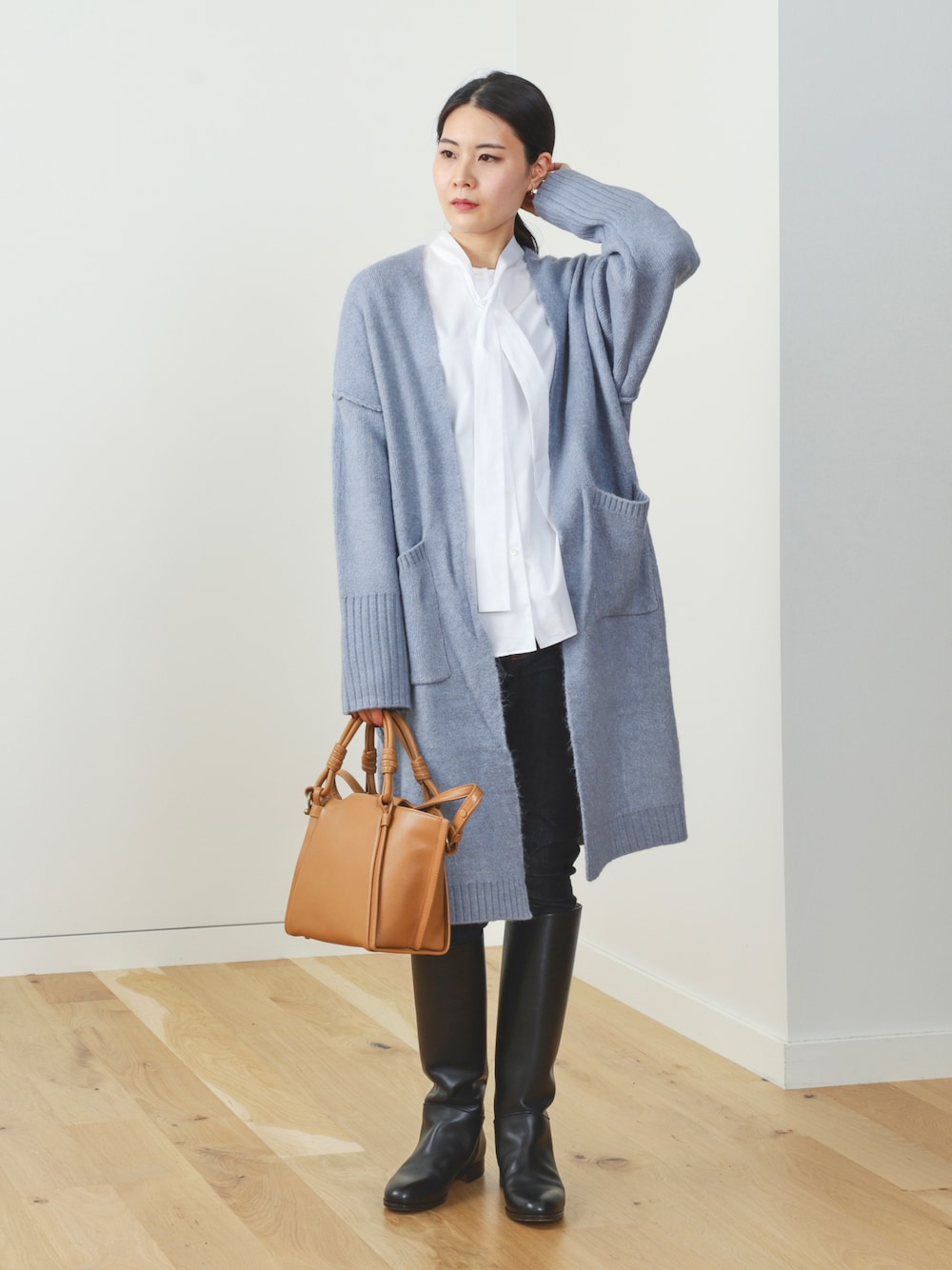 「秋ルック紹介するよ、秋服準備はじめました、カーディガン、ロングカーディガン、秋コーデ、ロングブーツ、ブーツ、大人コーデ、大人ガーリー、きれいめカジュアル、白シャツ、トレンド、大人女子、キレイめ、いいね、save、フォローお願いします🤑」｜「Demi-Luxe BEAMSのDemi-Luxe BEAMS / コットン タイシャツ（シャツ/ブラウス、ホワイト系）」を使った、kanakoさん（レディース・165cm）の秋コーディネートの1枚目の写真