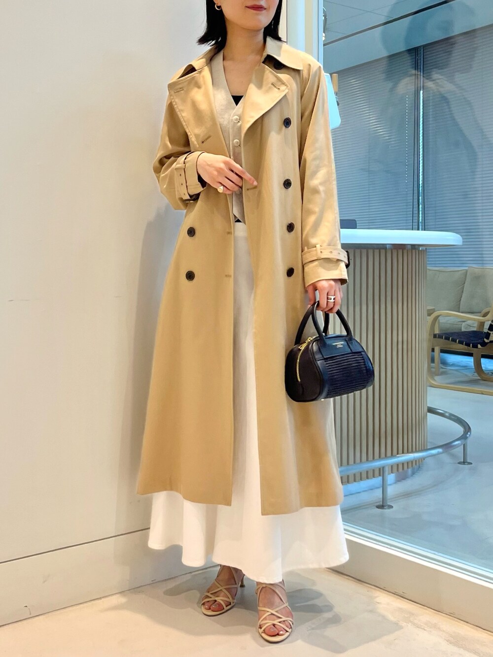 「春のNewスタイル、春服コーデ、お出かけコーデ、大人可愛い、大人ガーリー、春、トレンチコート、トレンチ、春アウター、ミニバッグ、いいね、save、フォローお願いします🤑、ホワイトコーデ、ロングコート、大人女子、春服」｜「BEAMS HEARTのBEAMS HEART / オーバー トレンチ ロングコート（トレンチコート、ベージュ系）」を使った、kanakoさん（レディース・165cm）の春コーディネートの1枚目の写真