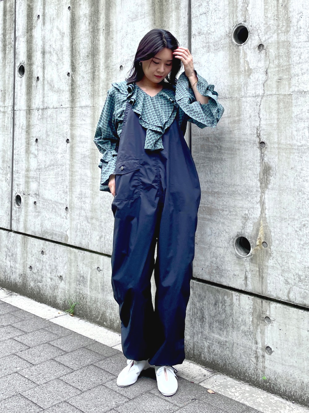 「大人カジュアル、シンプル、オーバーサイズ、オーバーオール、トレンド、古着MIX、チェックシャツ、フリル、フリルトップス、ボリューム袖、BEAMS、beamsboy、休日スタイル、いいね、save、フォローお願いします🤑、ゆったりコーデ」｜「B:MING by BEAMSのCROWN × B:MING by BEAMS / 別注 2WAY DANCEJAZZ シューズ 21SS（ドレスシューズ、ホワイト系）」を使った、kanakoさん（レディース・165cm）の夏コーディネートの1枚目の写真