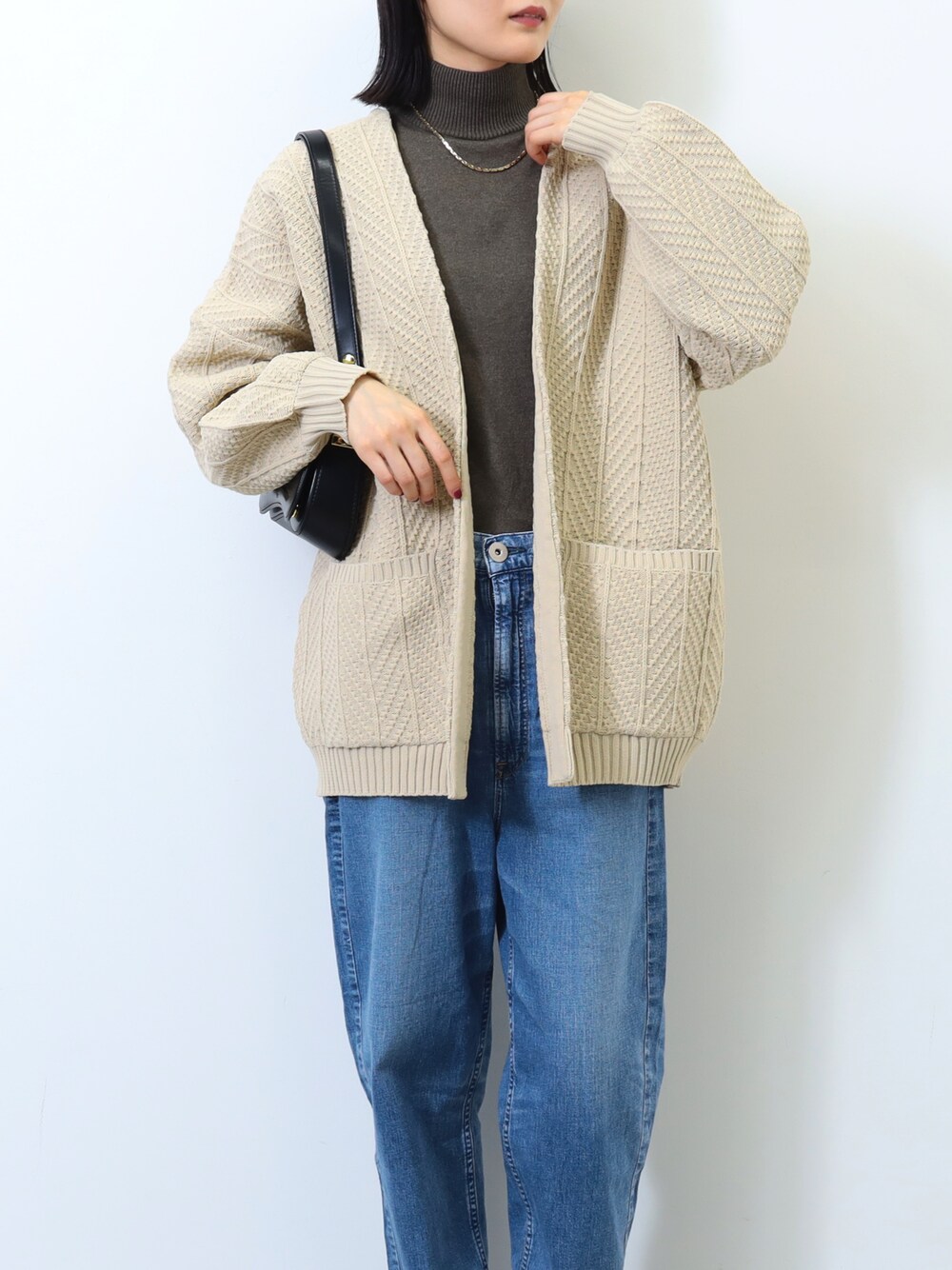 「カジュアルコーデ、オトナカジュアル、楽チンコーデ、カーディガン、デニムパンツ、ショルダーバッグ、タートルネック、秋冬コーデ、いいね、save、フォローお願いします🤑、大人女子、シンプルコーデ、プチプラ、パンツコーデ、きれいめカジュアル、ハイネック」｜「BEAMS HEARTのBEAMS HEART / 畦編み 着流し カーディガン（カーディガン/ボレロ、ホワイト系）」を使った、kanakoさん（レディース・165cm）の冬コーディネートの1枚目の写真