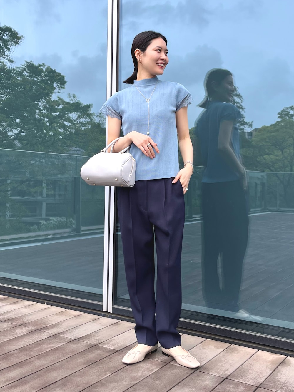 「パンプス、プチプラ、レース、レーストップス、レースブラウス、ブルーコーデ、ブルー、ボストンバッグ、お仕事コーデ、オフィスカジュアル、オフィススタイル、スラックス、キレイめ、大人コーデ、大人女子」｜「BEAMS HEARTのBEAMS HEART / 袖レース ハイネック プルオーバー（シャツ/ブラウス、ブルー系）」を使った、kanakoさん（レディース・165cm）の春コーディネートの1枚目の写真