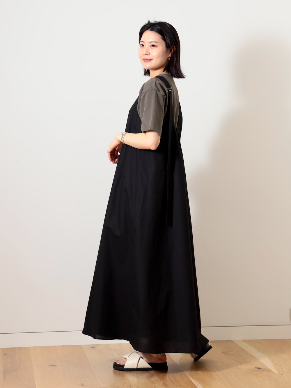 「休日スタイル、お出かけコーデ、大人コーデ、リラックススタイル、オトナ女子、大人可愛い、ゆるコーデ、シンプルコーデ、春夏コーデ、ワンピース、アースカラー、ロングワンピース、サンダル、ゆったりコーデ、ワンピーススタイル」｜「BEAMS HEARTのBEAMS HEART / アジャスターベルト付き ロングワンピース（ワンピース、ブラック系）」を使った、kanakoさん（レディース・165cm）の春コーディネートの1枚目の写真