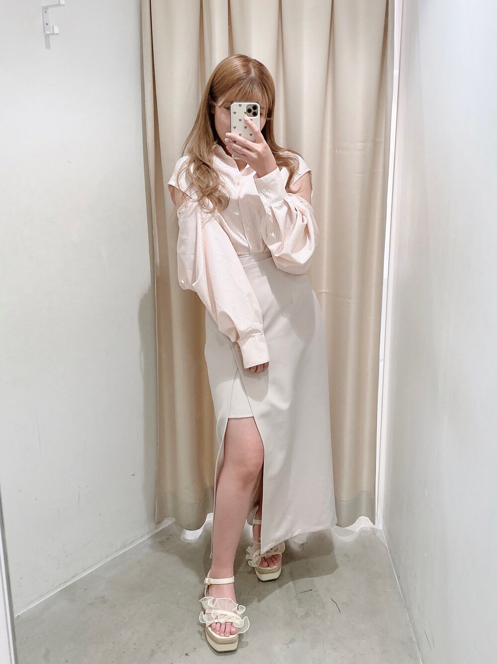 ピンク系のシャツ/ブラウス、ホワイト系のスカート、ホワイト系のサンダルを着用したレディースの夏コーディネートの1枚目の写真