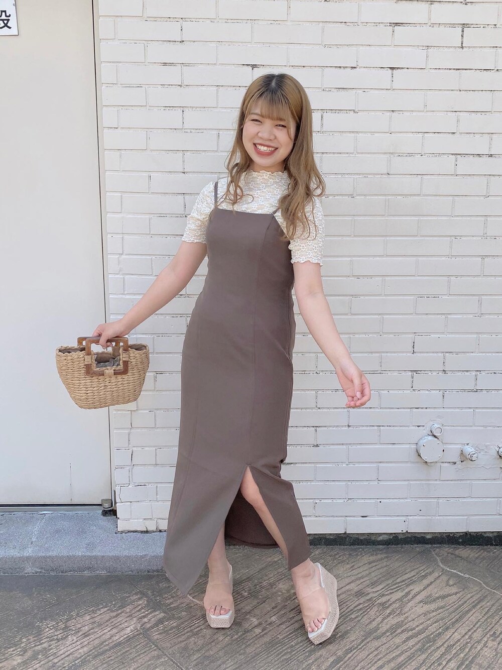 ベージュ系のTシャツ/カットソー、ブラウン系のワンピース、ベージュ系のかごバッグを着用したレディースの夏コーディネートの1枚目の写真