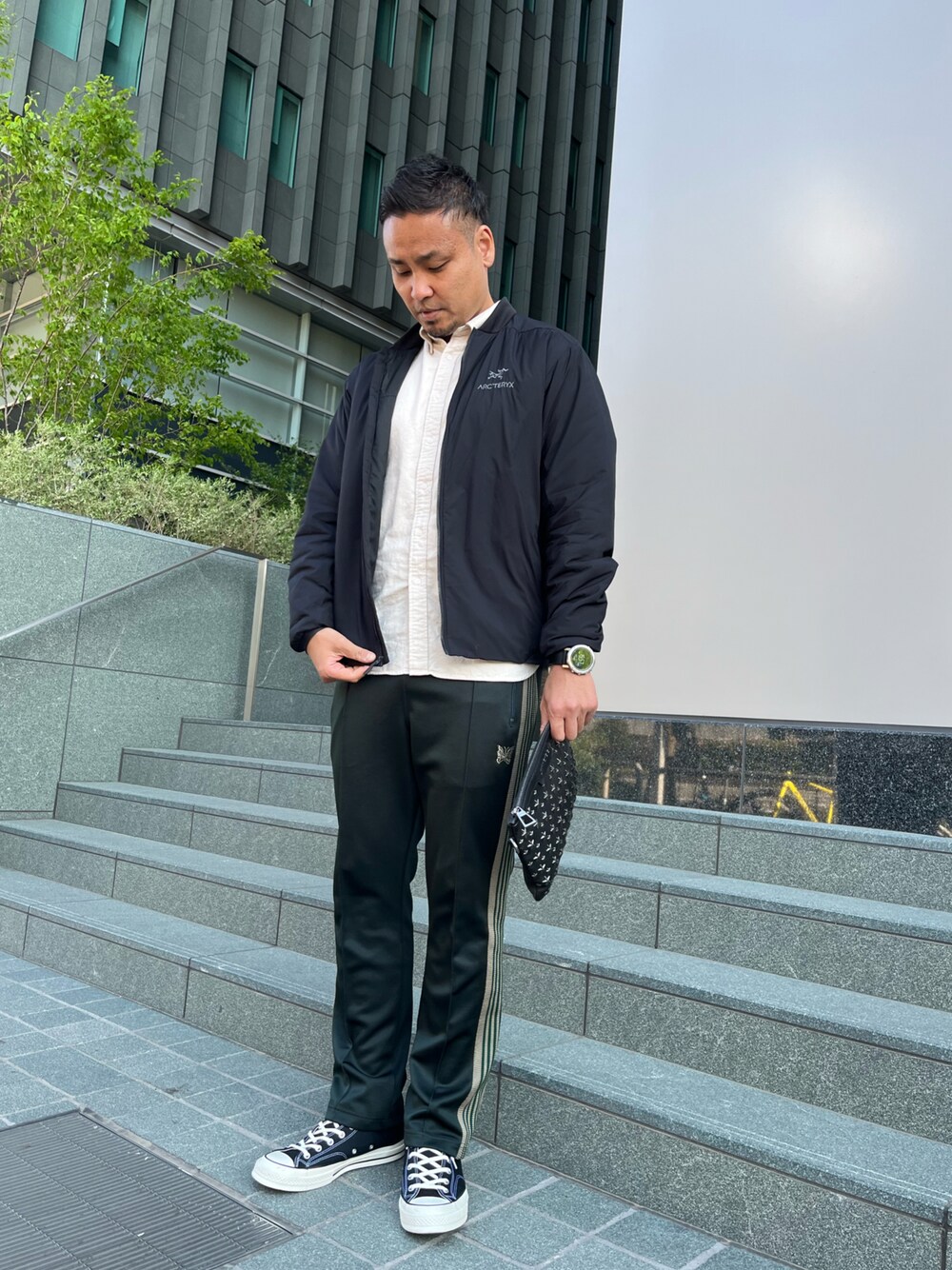 「ARC'TERYX、NEEDLES、jack purcell」｜「ARC'TERYXのアイテム（ブルゾン、ブラック系）」を使った、mazmuraさん（メンズ・184cm）の春コーディネートの1枚目の写真