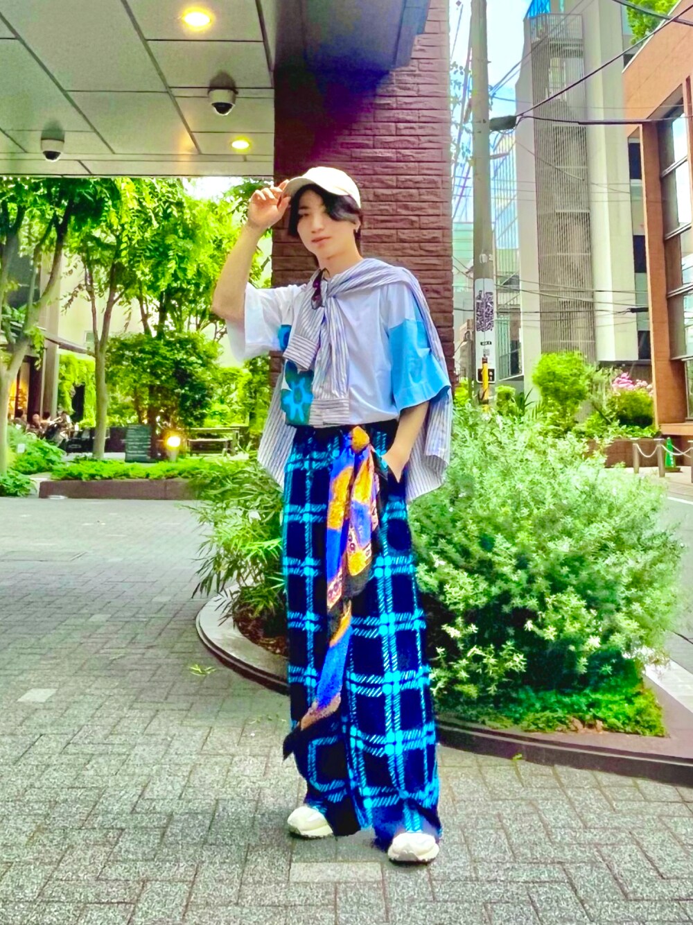 ブルー系のその他パンツ、ブルー系のTシャツ/カットソー、ホワイト系のスニーカーを着用したメンズの春コーディネートの1枚目の写真