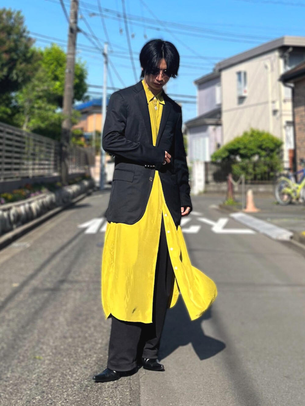 イエロー系のシャツワンピース、ブラック系のスウェットパンツ、ブラック系のブーツを着用したメンズの春コーディネートの1枚目の写真