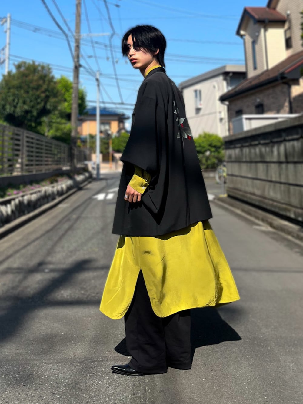 ブラック系のその他アウター、イエロー系のシャツワンピース、ブラック系のブーツを着用したメンズの春コーディネートの1枚目の写真