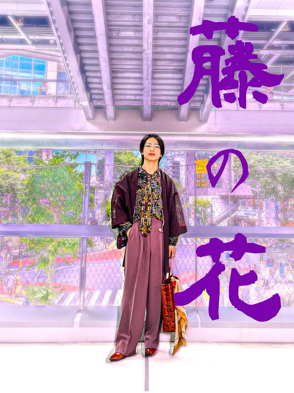 パープル系のスラックス、オレンジ系のトートバッグ、オレンジ系のブーツを着用したメンズの夏コーディネートの1枚目の写真