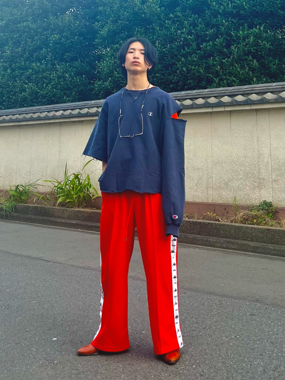 オレンジ系のTシャツ/カットソー、オレンジ系のその他パンツ、ブルー系のスウェットを着用したメンズの秋コーディネートの1枚目の写真