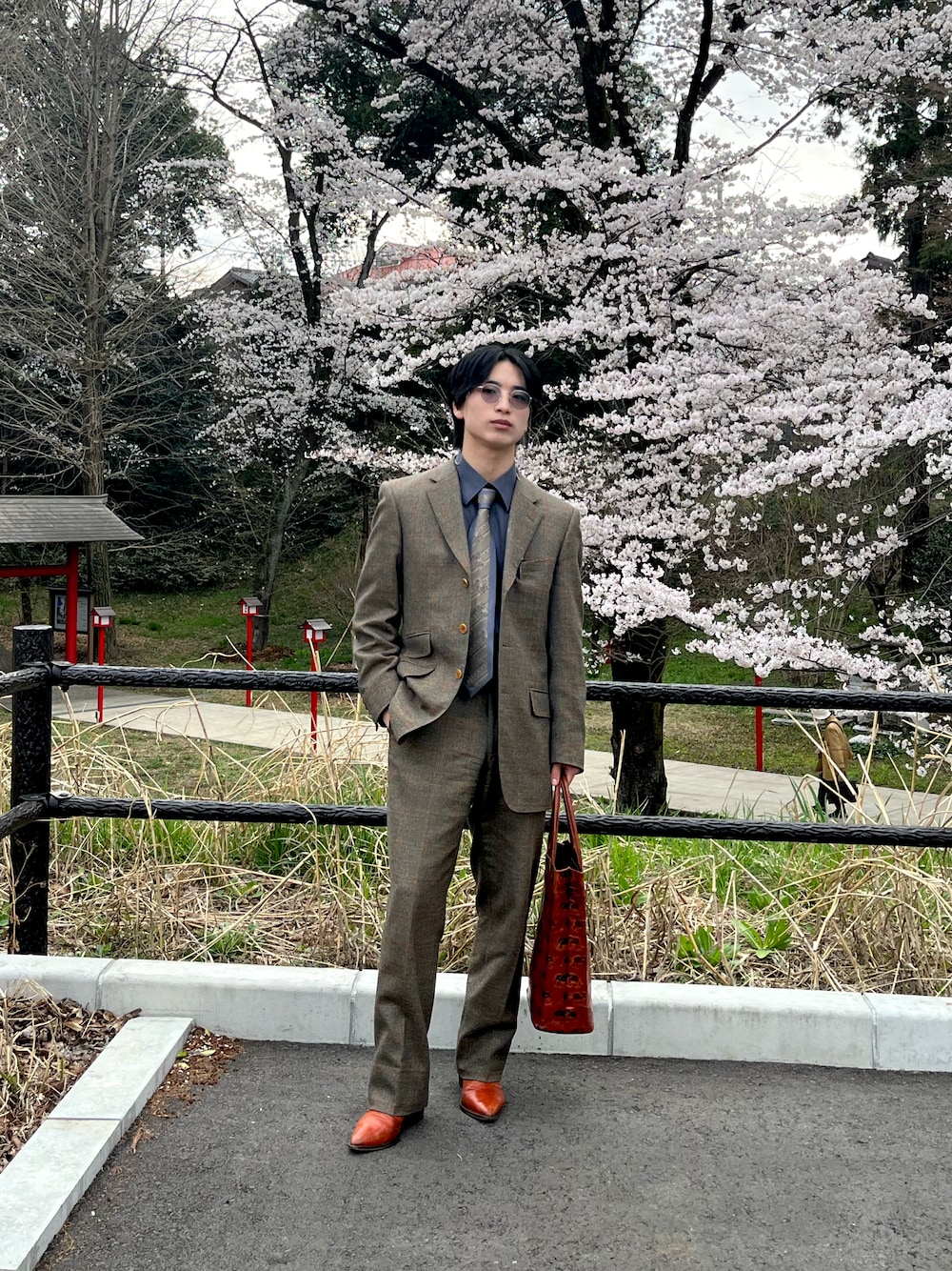 オレンジ系のブーツ、ブルー系のシャツ/ブラウス、ブラウン系のスーツセットを着用したメンズの春コーディネートの1枚目の写真