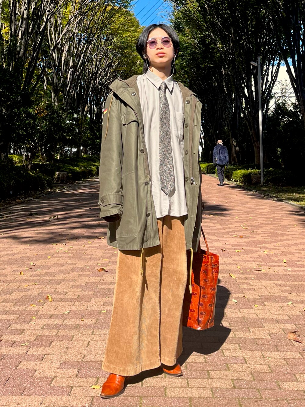 ベージュ系のシャツ/ブラウス、グリーン系のミリタリージャケット、ブラウン系のその他パンツを着用したメンズの秋コーディネートの1枚目の写真