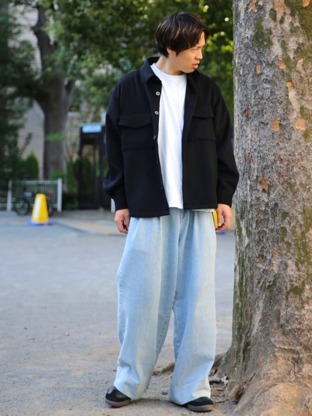 ブラック系のスニーカー、ブルー系のデニムパンツ、ブラック系のシャツ/ブラウスを着用したメンズの秋コーディネートの1枚目の写真