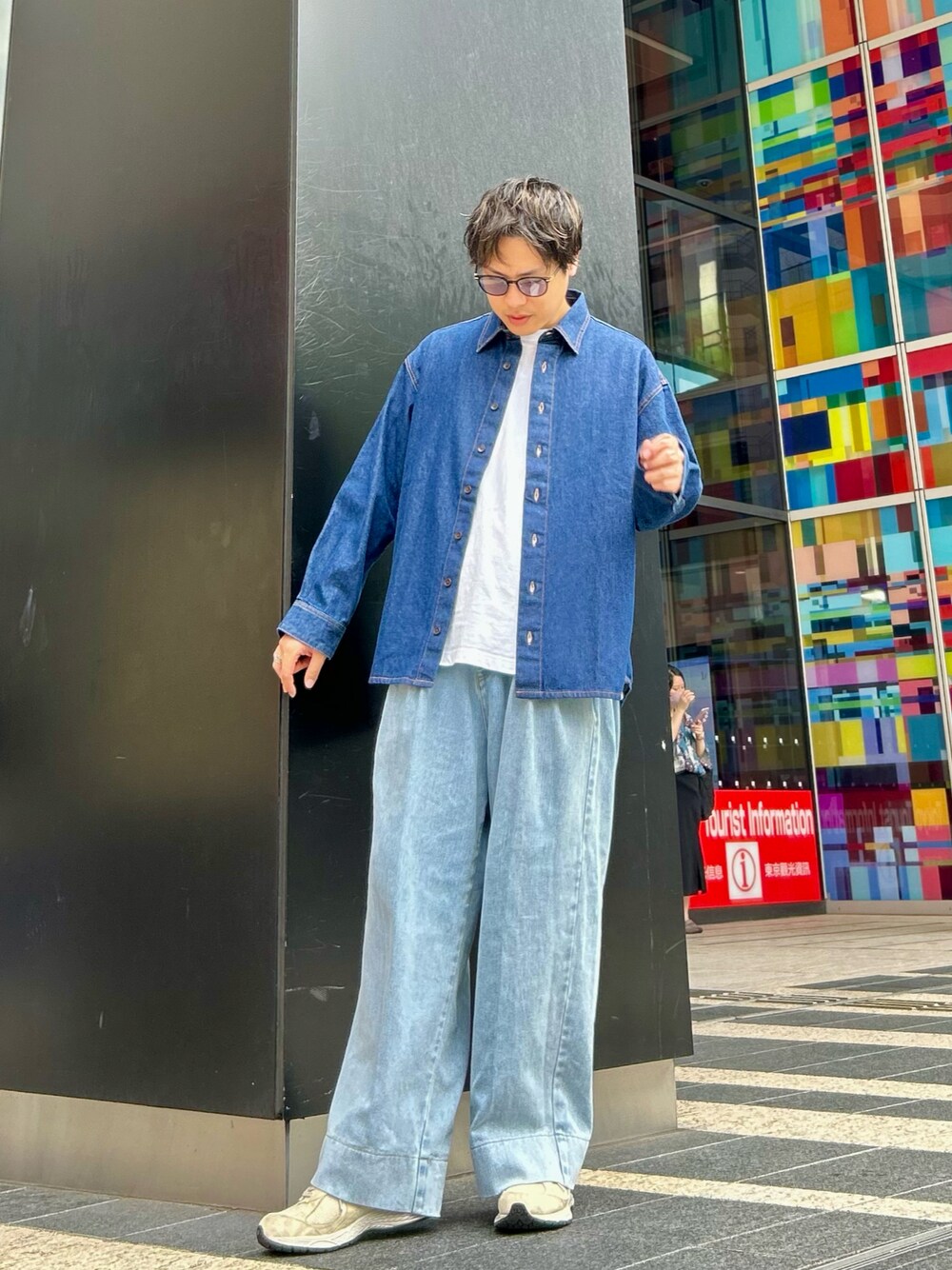 ホワイト系のTシャツ/カットソー、ブルー系のシャツ/ブラウス、ブルー系のデニムパンツを着用したメンズの秋コーディネートの1枚目の写真