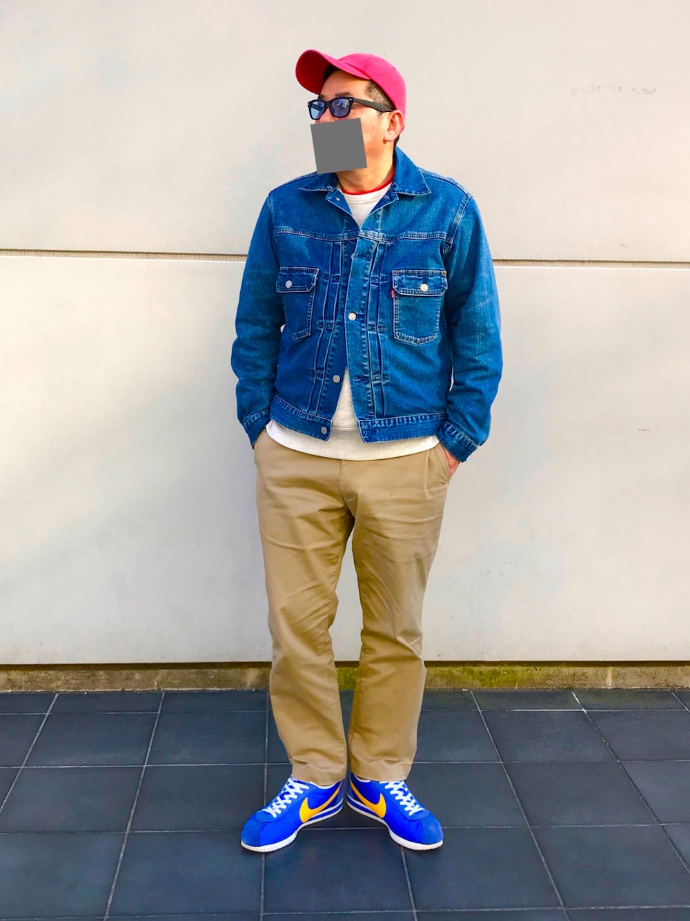 ブルー系のデニムジャケット、グレー系のスウェット、ベージュ系のチノパンツを着用したメンズの冬コーディネートの1枚目の写真