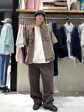「niko and...（ニコアンド）のコットンワイドカーゴパンツ（カーゴパンツ、ブラウン系）」を使った、りょたさん（メンズ・180cm）の春コーディネート