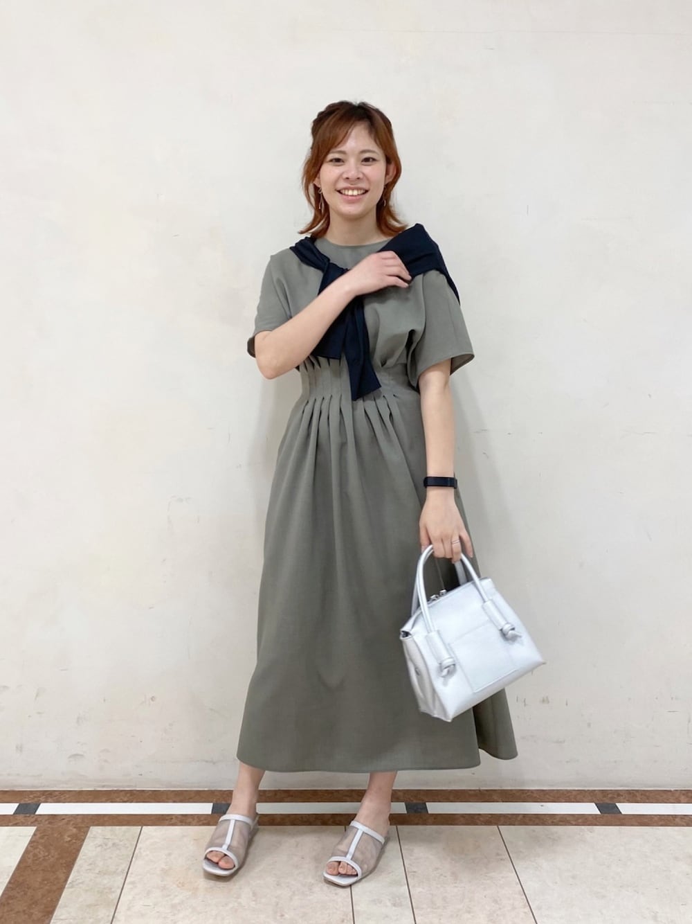 「ワンピース、ワンピースコーデ、キレイめ、きれいめコーディネート、夏コーデ、春コーデ、夏ワンピース、カーディガン、カーディガン肩かけ、大人コーデ」｜「CAST:のウエストタックワンピース（ワンピース、グリーン系）」を使った、Matsuiさん（レディース・157cm）の春コーディネートの1枚目の写真