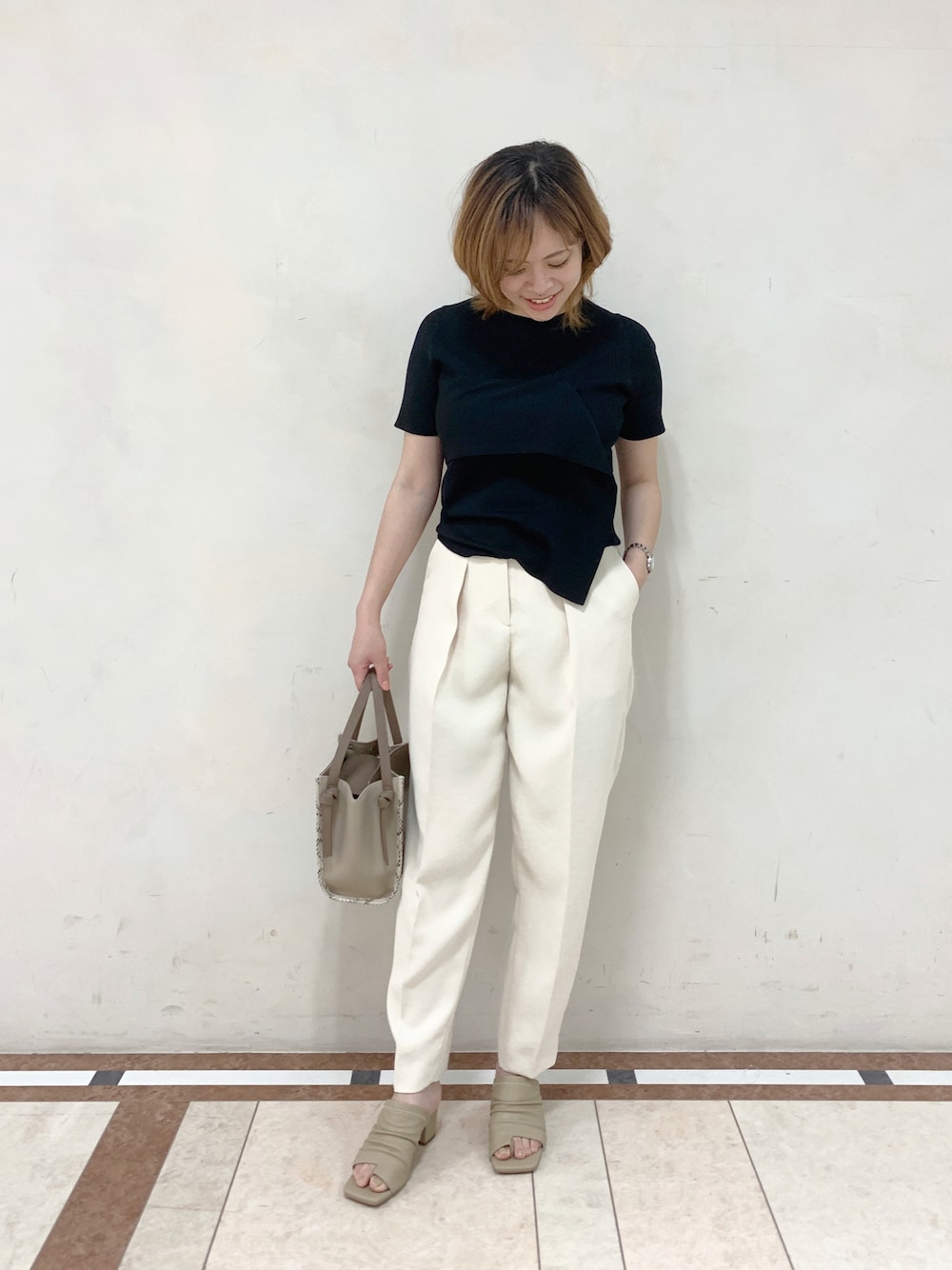 「夏コーデ、パンツスタイル、シンプル、オトナ女子、サマーニット、カジュアル、きれいめカジュアル、デザイントップス、モノトーン、モノトーンコーデ」｜「CAST:のバレルパンツ セットアップ（その他パンツ、ホワイト系）」を使った、Matsuiさん（レディース・157cm）の夏コーディネートの1枚目の写真