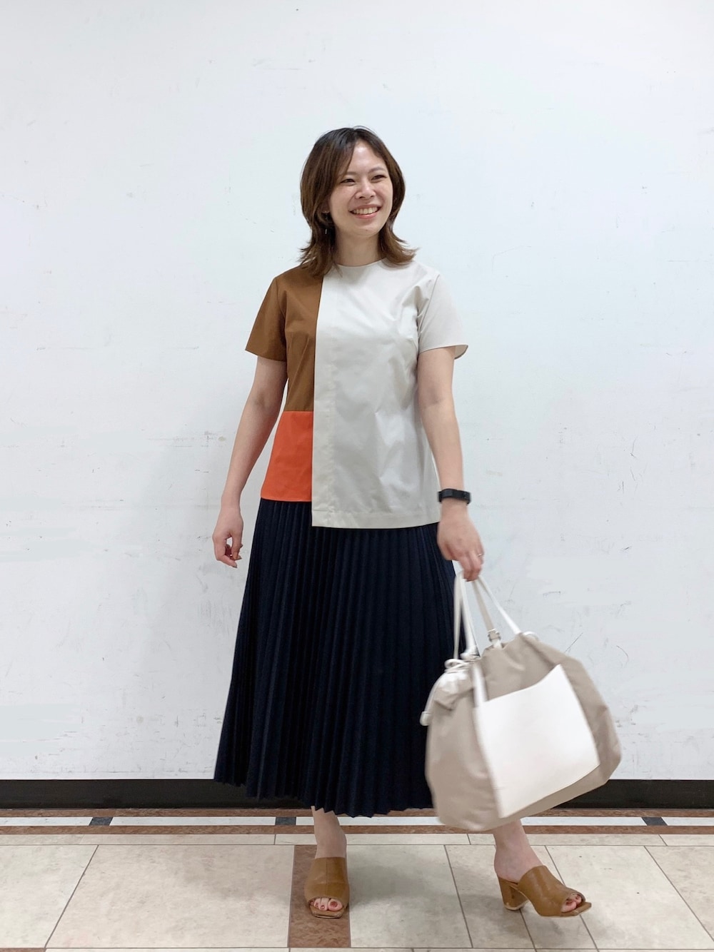 「大人カジュアル、大人コーデ、プリーツスカート、秋のコーデ、秋コーデ、晩夏、夏コーデ、きれいめカジュアル、ブラウス、楽チンコーデ」｜「CAST:のリバーシブルトート（トートバッグ、ベージュ系）」を使った、Matsuiさん（レディース・157cm）の夏コーディネートの1枚目の写真