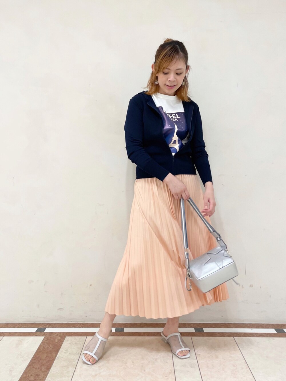 「雨の日コーデ、雨、雨の日、レインウェア、梅雨、梅雨コーデ、撥水加工、プリーツスカート、ニットパーカー、カジュアル」｜「CAST:の◆◆はっ水プリーツスカート（スカート、オレンジ系）」を使った、Matsuiさん（レディース・157cm）の夏コーディネートの1枚目の写真
