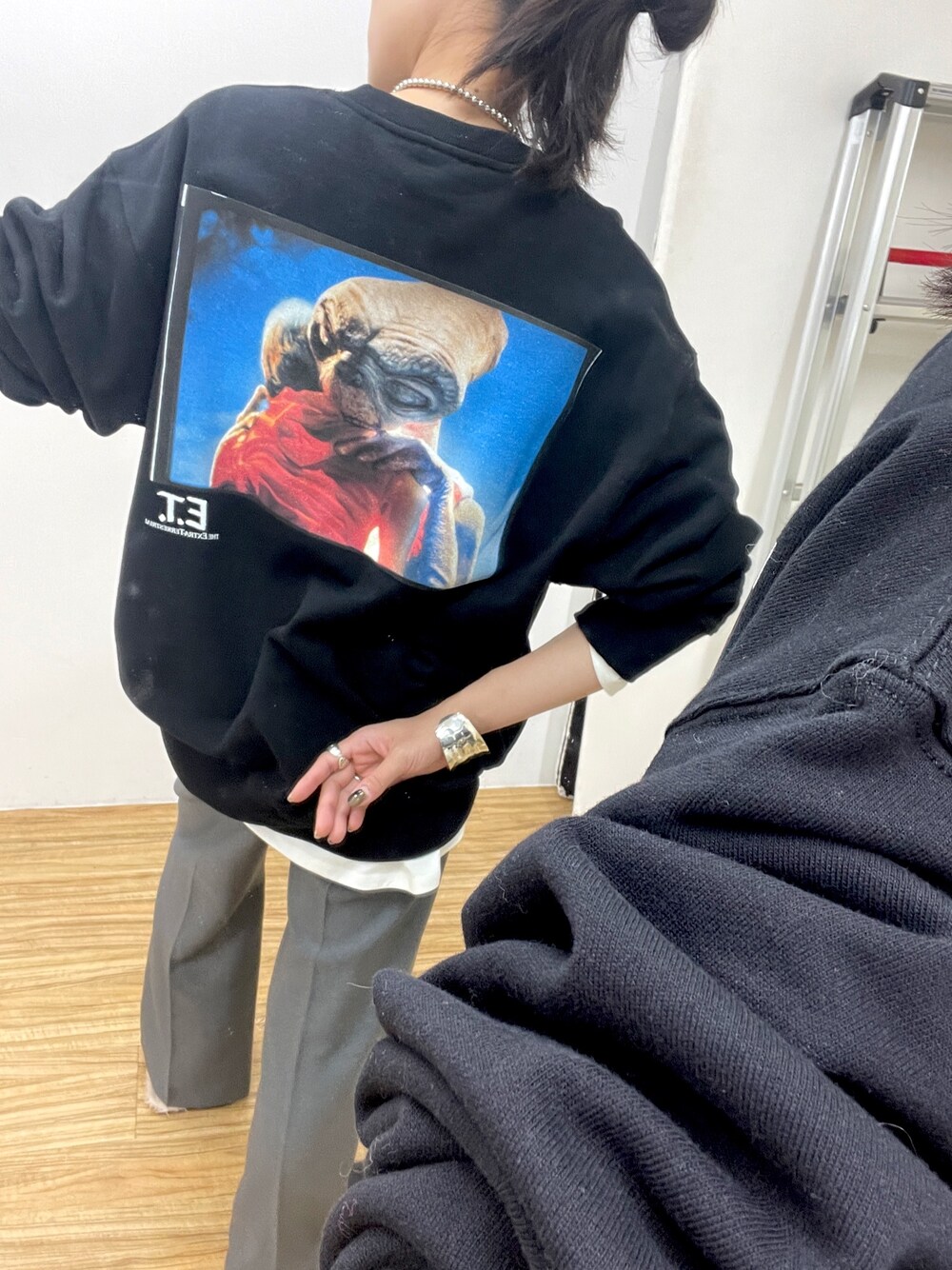 「スウェット、E.T.、バックプリント」｜「LOUNGEDRESSのE.T/スウェット（Tシャツ/カットソー、ブラック系）」を使った、loungedress_saekiさん（レディース・162cm）の秋コーディネートの1枚目の写真