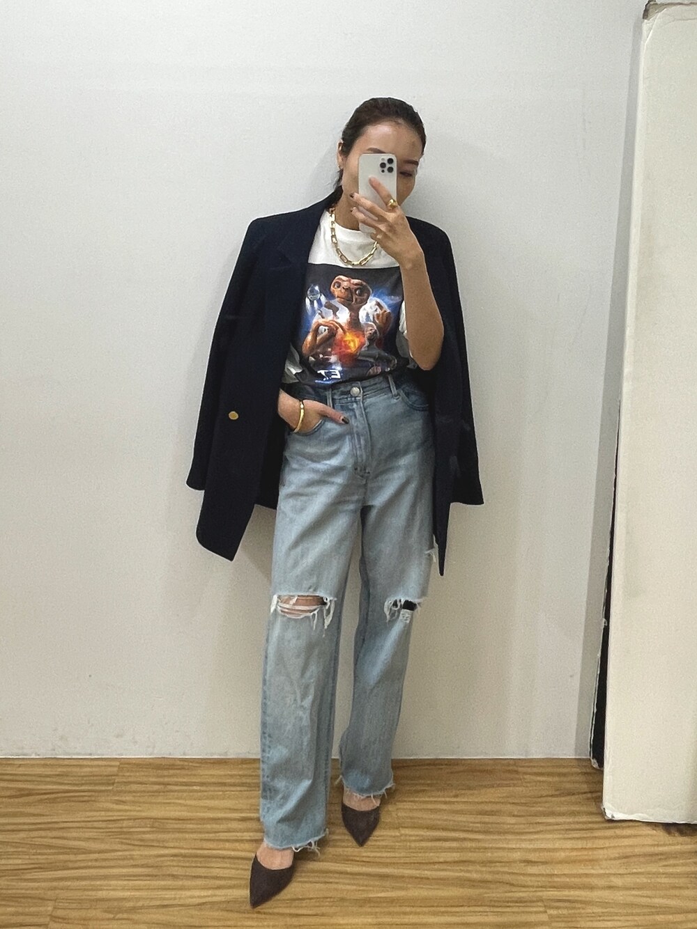 「ジャケット、ジャケットスタイル、E.T.」｜「LOUNGEDRESSの【YANUK/ヤヌーク】ダメージストレートデニム　LEA/レア（デニムパンツ、ブルー系）」を使った、loungedress_saekiさん（レディース・162cm）の秋コーディネートの1枚目の写真