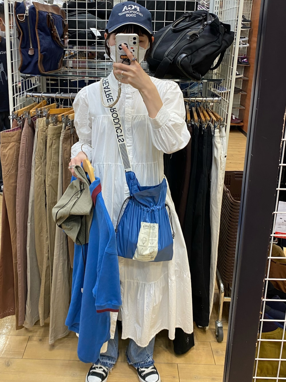 「デニムっていいよね、お洒落さんとつながりたい、アウトドアスタイル、シャツワンピ、キャップ、コンバース、オトナカジュアル、カジュアルコーデ、デニム、ショルダーバッグ」｜「CONVERSEのアイテム（スニーカー、ブラック系）」を使った、パトさん（レディース・158cm）の夏コーディネートの1枚目の写真