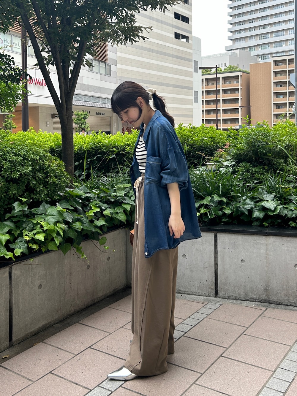 「デートコーデ、きれいめカジュアル、デニム、シアートップス、夏コーデ、シャツスタイル、大人かわいい、大人コーデ、シンプル、150cm台コーデ、デニムシャツ、スウェットパンツ、ボーダー、ミュール、ブラウン」｜「DouDouのGOLDモチーフミュール（ブーツ、シルバー系）」を使った、yuiさん（骨格ウェーブ・レディース・156cm）の夏コーディネートの1枚目の写真