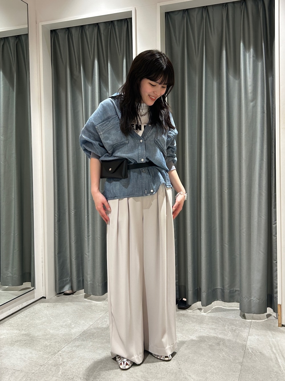 「白Tシャツ、きれいめカジュアル、デニム、シアートップス、サンダル、シンプル、大人かわいい、大人コーデ、150cm台コーデ、ミニバッグ、楽チンコーデ、デニムシャツ、ワイドパンツ、ウエストポーチ、綺麗めコーデ」｜「DouDouの袖リブシアーデニムシャツ（シャツ/ブラウス、ブルー系）」を使った、yuiさん（骨格ウェーブ・レディース・156cm）の夏コーディネートの1枚目の写真