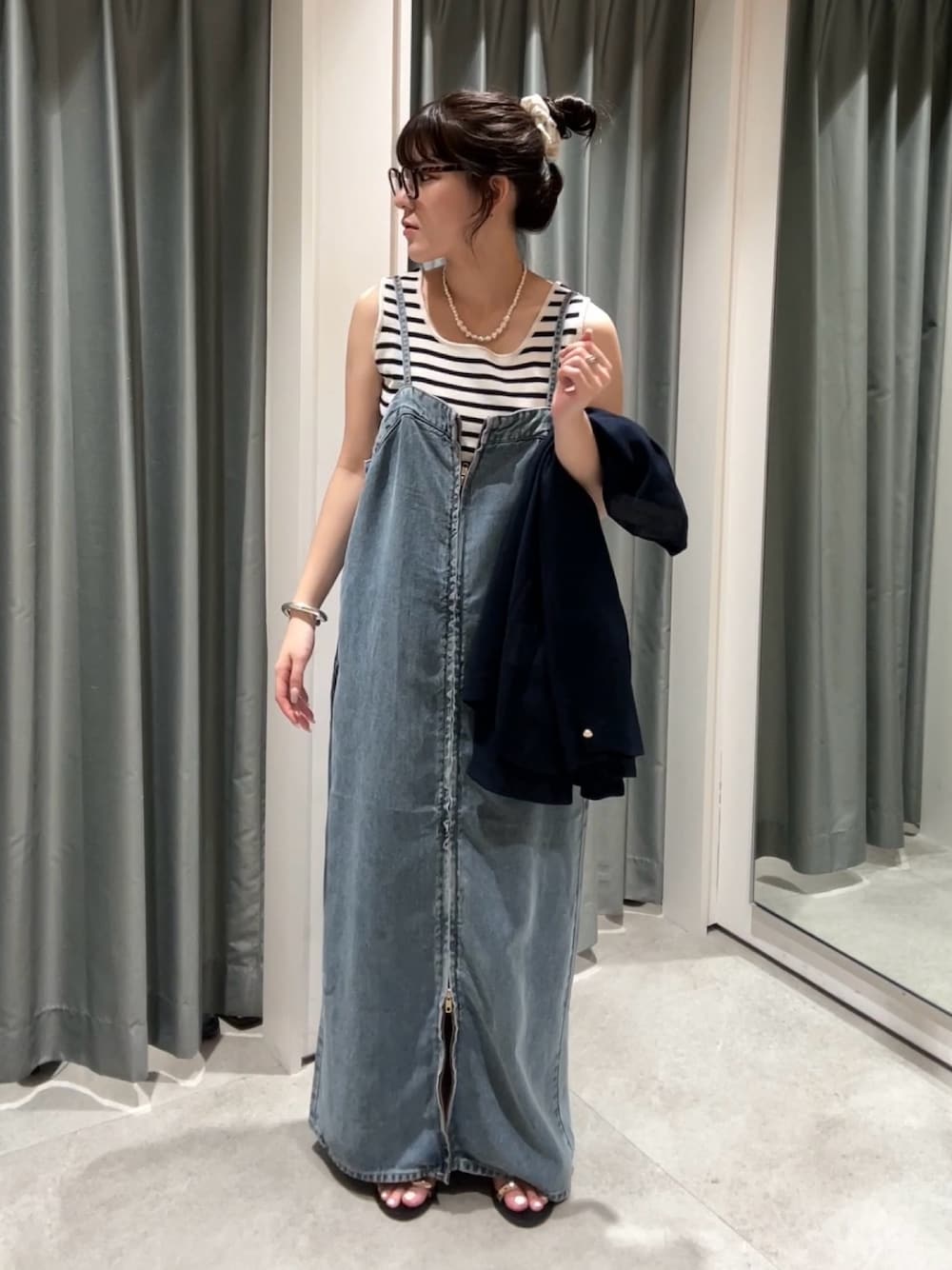 「デニム、サングラス、夏ルックで気分アップ、シンプルコーデ、きれいめカジュアル、夏コーデ、サンダル、夏服、キレイめコーデ、大人カジュアルコーデ、オトナ女子、夏服コーデ、ラフコーデ、着回しコーデ、キレイめ」｜「DouDouのリヨセルデニムジャンスカ（ワンピース、ブルー系）」を使った、yuiさん（骨格ウェーブ・レディース・156cm）の夏コーディネートの1枚目の写真