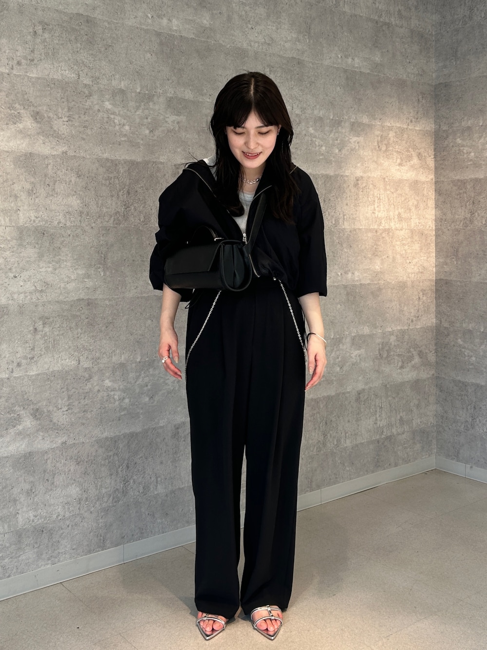 「雨の日コーデ、モノトーン、きれいめカジュアル、シアートップス、ブラックコーデ、大人かわいい、シンプル、150cm台コーデ、大人コーデ、楽チンコーデ、接触冷感、ブルゾン、夏、シルバーアクセサリー、モノトーンコーデ」｜「DouDouの接触冷感ワイドパンツ（その他パンツ、ブラック系）」を使った、yuiさん（骨格ウェーブ・レディース・156cm）の夏コーディネートの1枚目の写真