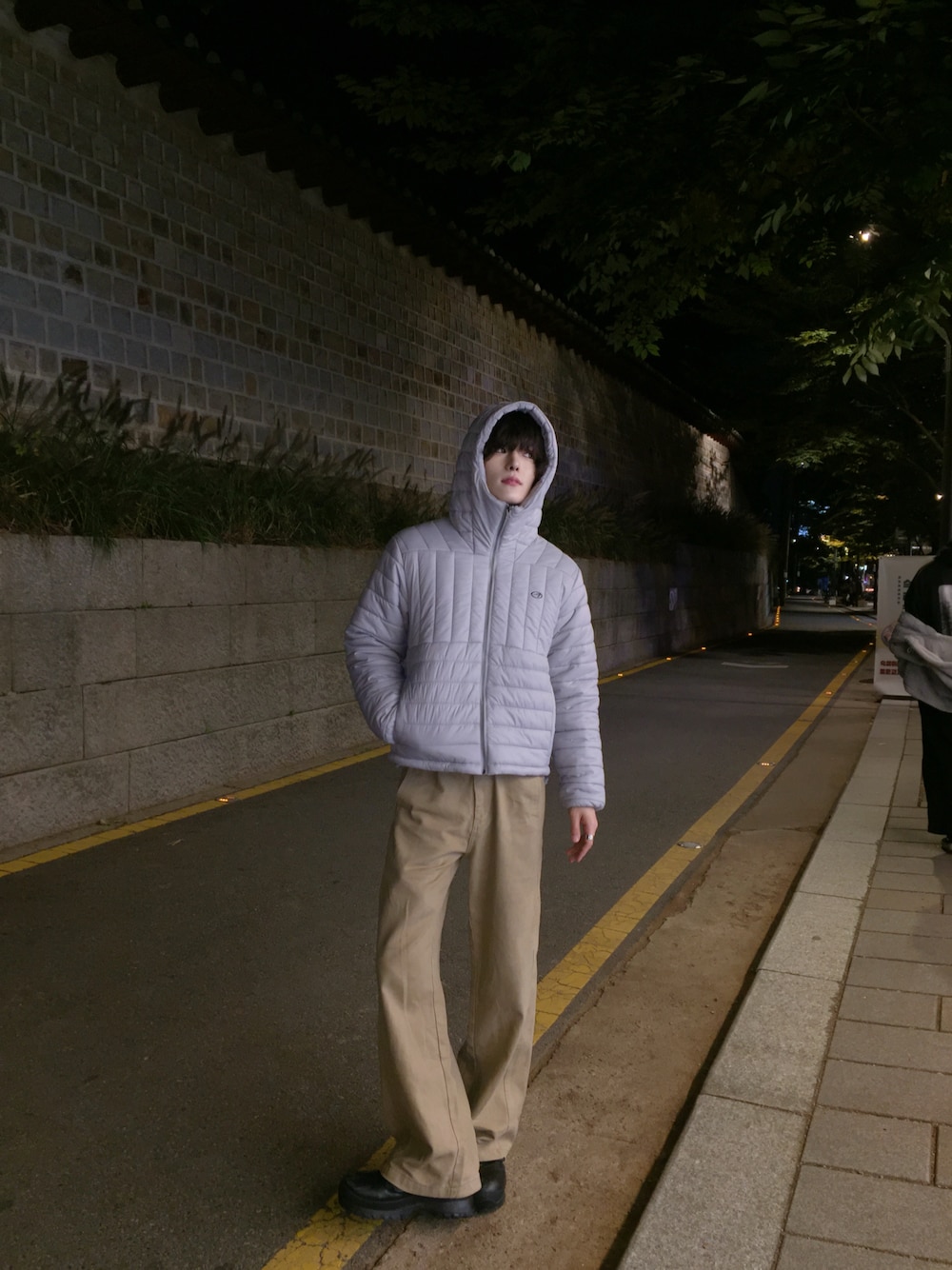 ブラック系のブーツ、シルバー系のジャケット/アウターを着用したメンズの秋コーディネートの1枚目の写真