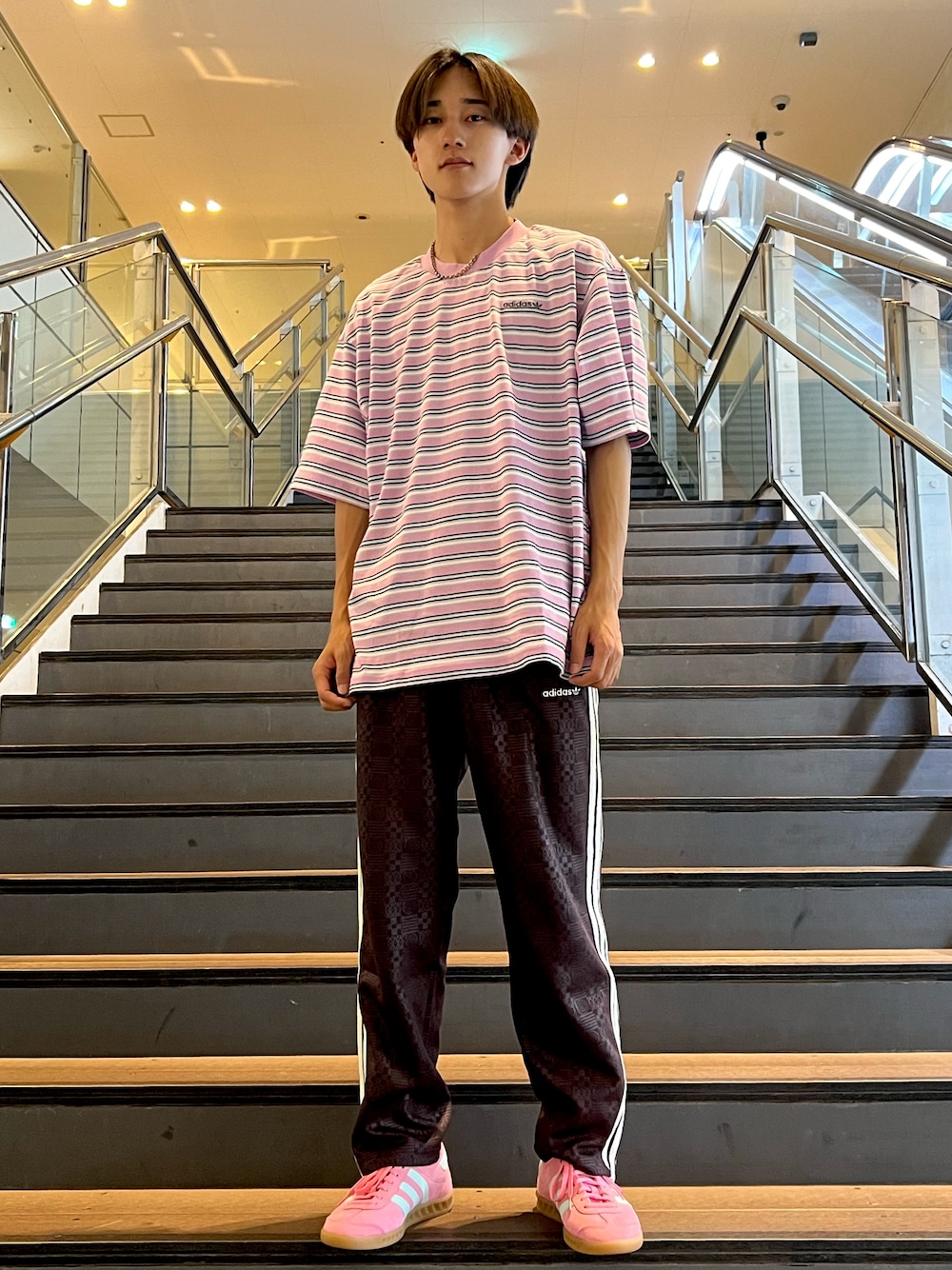 adidas（アディダス）の「'80s プレミアム エンボス加工 スリー