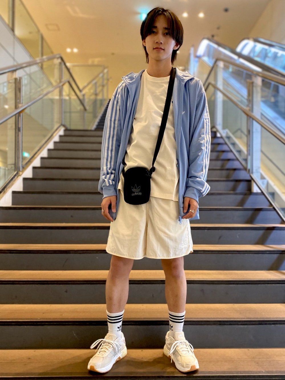 「スニーカー、Tシャツ、adidas、アディダス、ショーツ、adidas originals、トラックジャケット、アディダスオリジナルス、ベッケンバウアー、レスポンス」｜「adidasのベッケンバウアートラックジャケット（ジェンダーニュートラル） / トラックトップ ジャージ / アディダスオリジナルス adidas Originals（ジャージ、ブルー系）」を使った、NAさん（メンズ・173cm）の春コーディネートの1枚目の写真