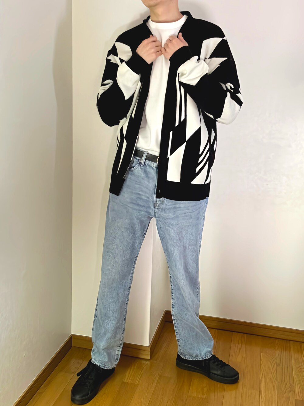 「シンプル、オトナカジュアル、おしゃれさんと繋がりたい、雨の日コーデ、春夏コーデ、カジュアル、高身長コーデ、高身長男子」｜「Lui'sのアイテム（ニット/セーター、ブラック系）」を使った、べんさん（メンズ・184cm）の春コーディネートの1枚目の写真