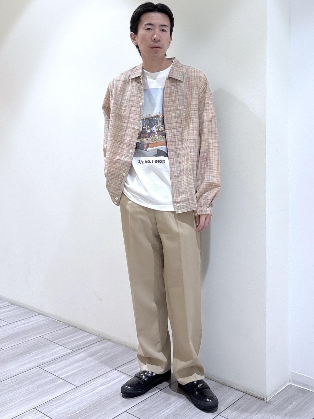 ベージュ系のその他パンツ、イエロー系のシャツ/ブラウスを着用したメンズの春コーディネートの1枚目の写真