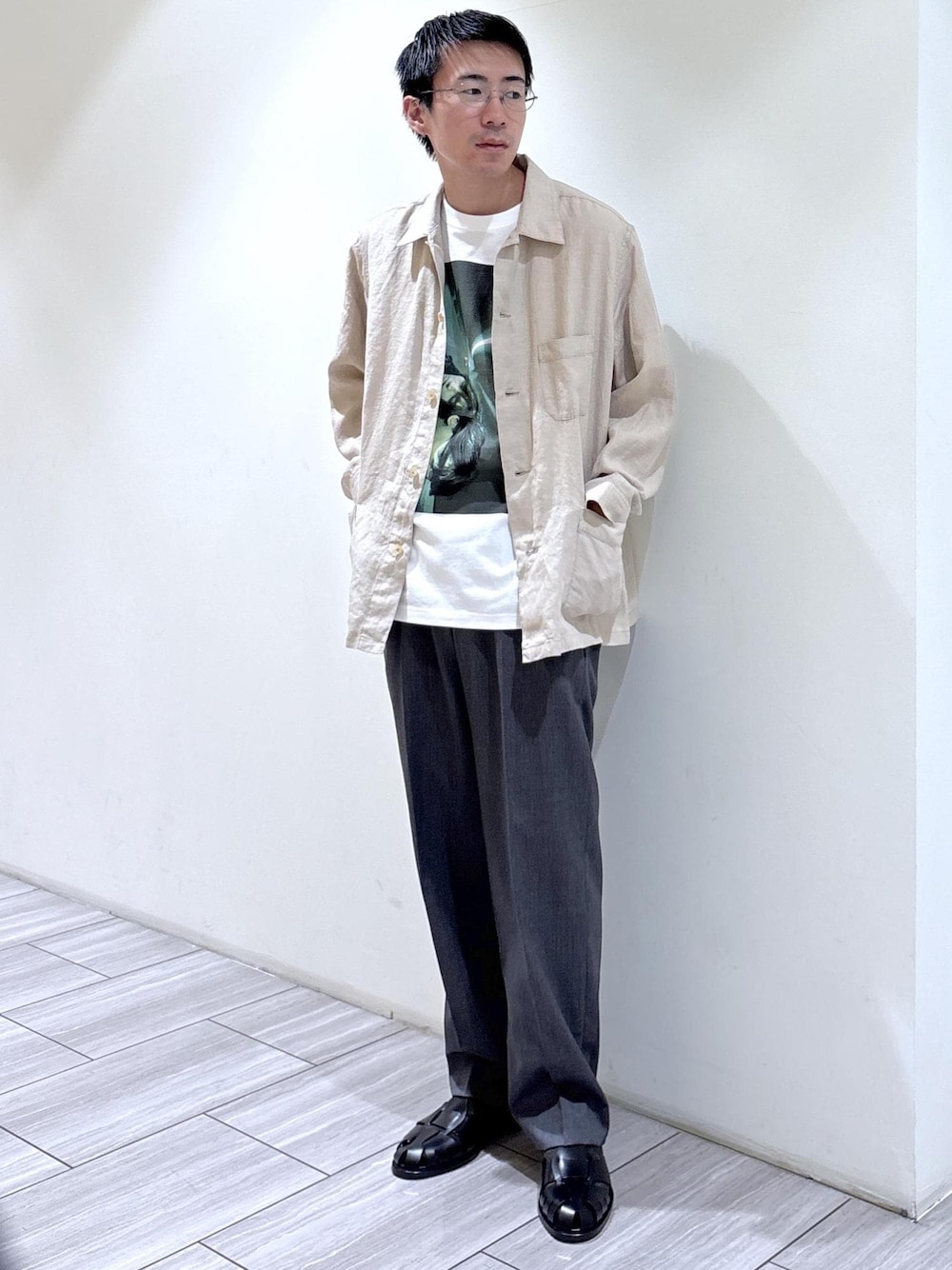 ブラック系のTシャツ/カットソー、ベージュ系のカバーオールを着用したメンズの春コーディネートの1枚目の写真