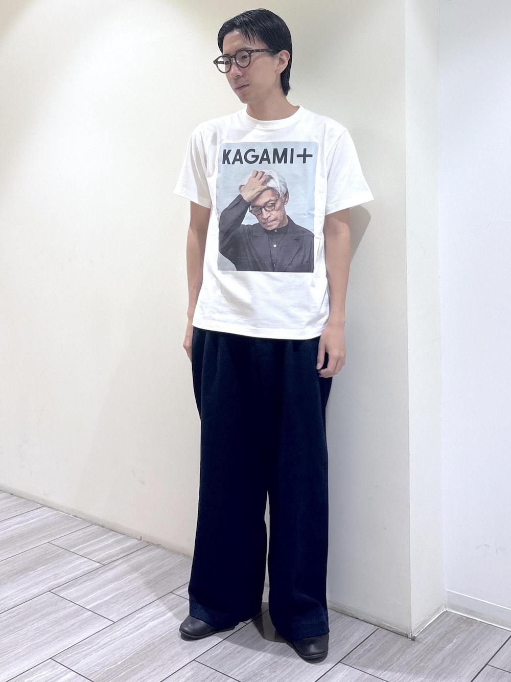 ホワイト系のTシャツ/カットソーを着用したメンズの夏コーディネートの1枚目の写真