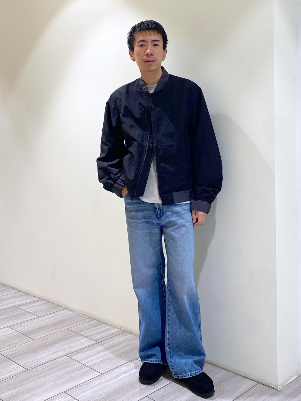ブラック系のMA-1、ブルー系のデニムパンツ、グレー系のTシャツ/カットソーを着用したメンズの秋コーディネートの1枚目の写真
