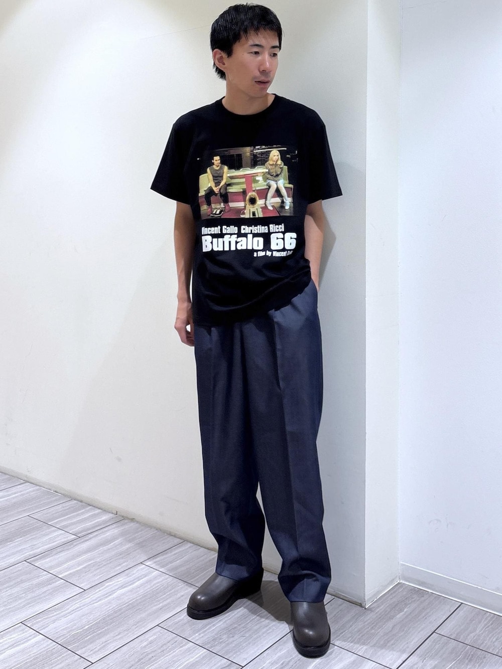 ブルー系のデニムパンツ、グレー系のTシャツ/カットソー、ベージュ系のトートバッグを着用したメンズの夏コーディネートの1枚目の写真
