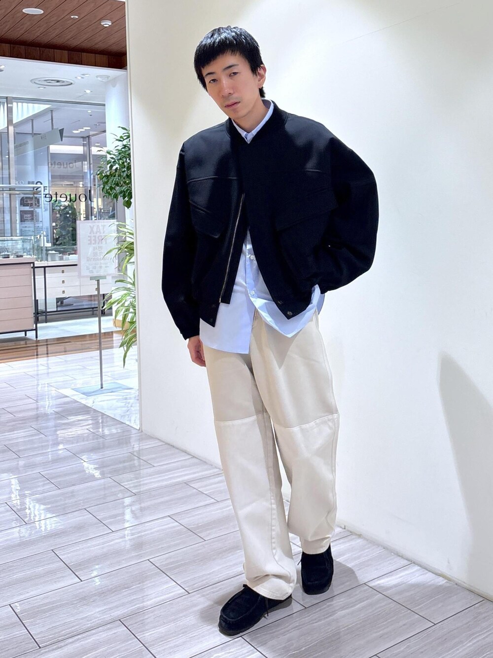 ブルー系のシャツ/ブラウス、ブルー系のデニムパンツを着用したメンズの冬コーディネートの1枚目の写真