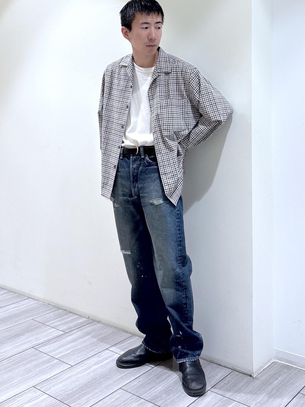 ブルー系のその他パンツを着用したメンズの春コーディネートの1枚目の写真