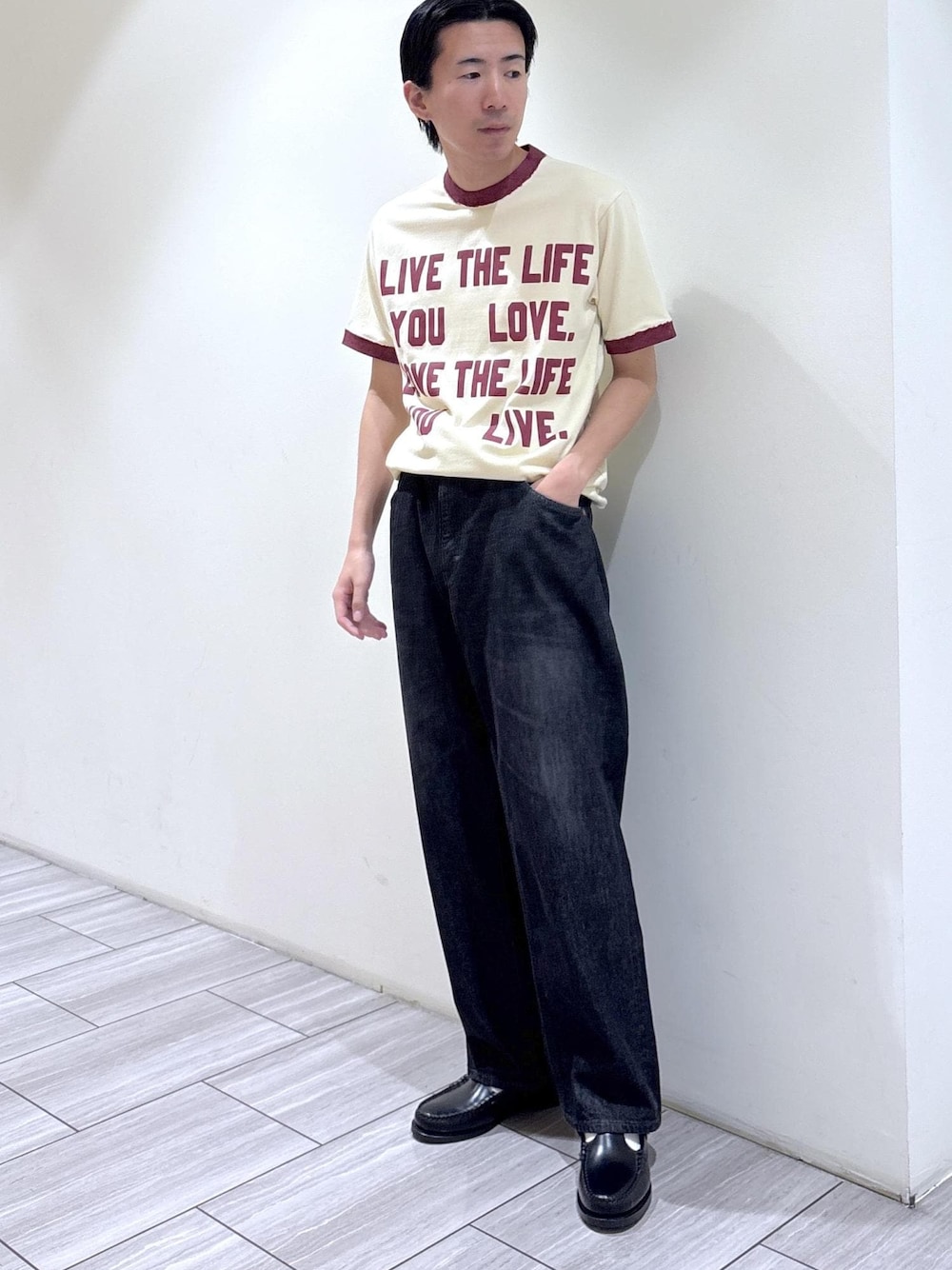 イエロー系のTシャツ/カットソーを着用したメンズの夏コーディネートの1枚目の写真