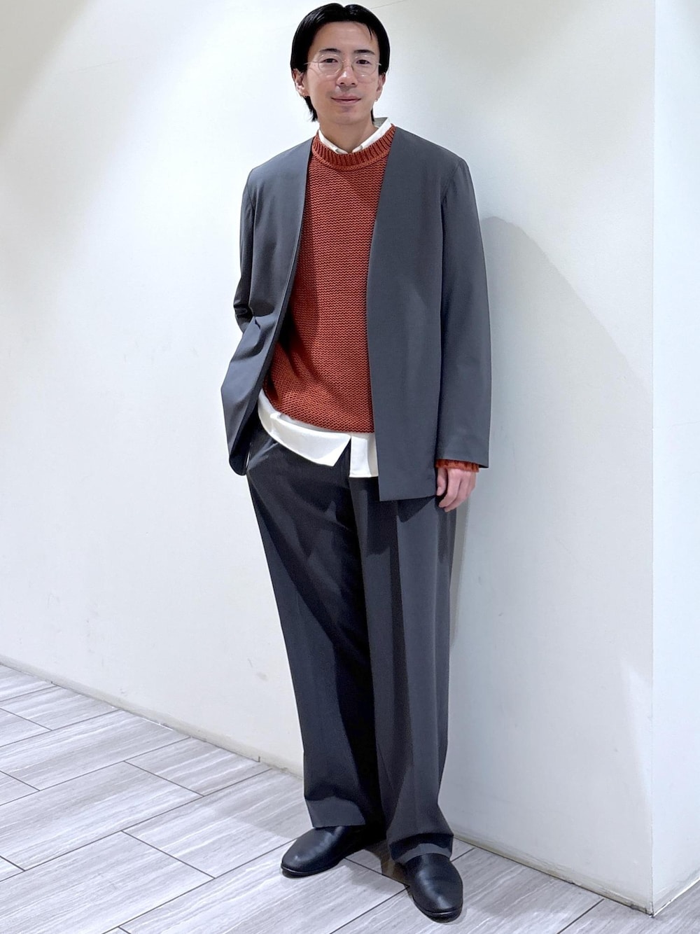 グレー系のノーカラージャケット、ホワイト系のシャツ/ブラウス、グレー系のスラックスを着用したメンズの冬コーディネートの1枚目の写真